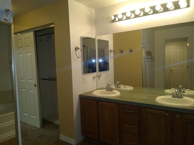 Building Photo - HUGE 3 Bedroom 3 Bath Home in Gated Community