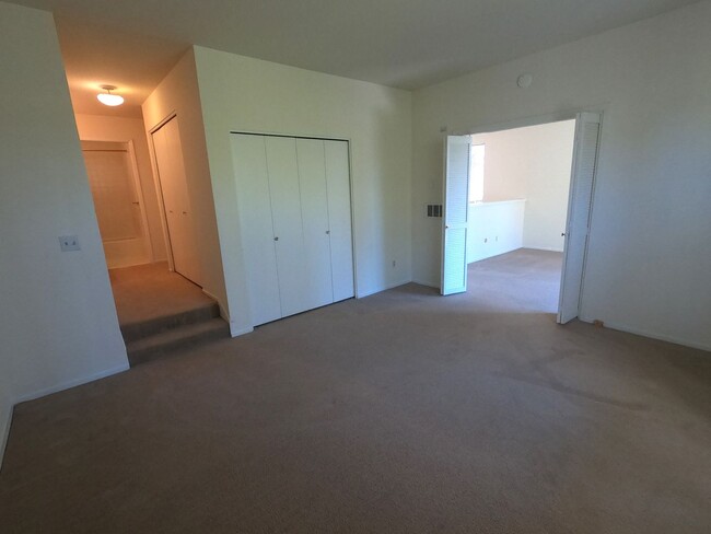 Building Photo - LARGE ONE BEDROOM END UNIT CONDO IN SHELTE...