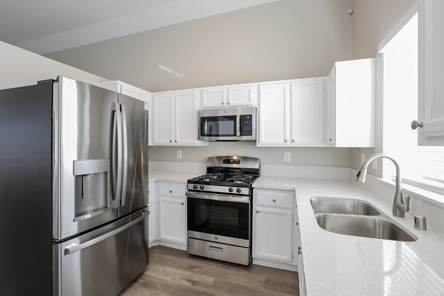 Building Photo - 8253 10 Gallon Ct