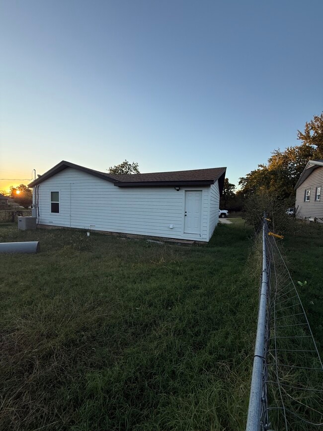 Building Photo - 917 Hillpoint Ln