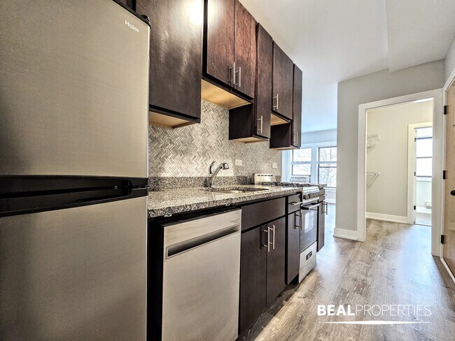 Building Photo - 711 W Brompton Ave