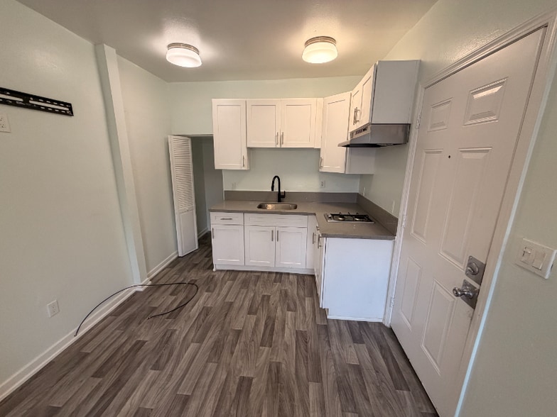 Building Photo - 1820 W 11th St