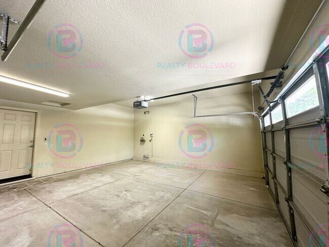 Building Photo - 3 Bedroom 2.5 Bathroom + Loft & 2 Car gara...