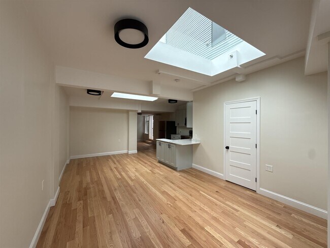 Building Photo - 202 Elm St