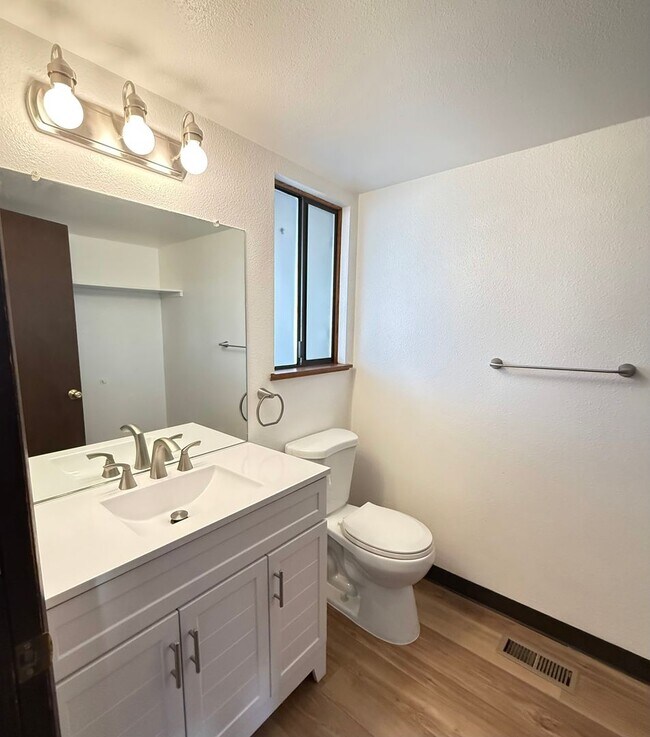 Building Photo - Bright & Beautiful Townhome- Fully Remodeled Kitchen and Bathrooms - Spacious Yard!