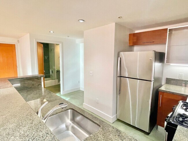 Building Photo - 1BR/2BA Spacious and Modern 2-Level Loft! ...