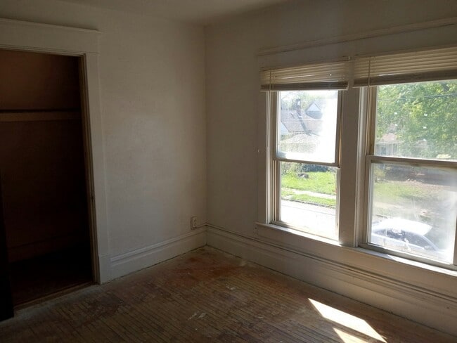 Building Photo - 319 E Archer Ave