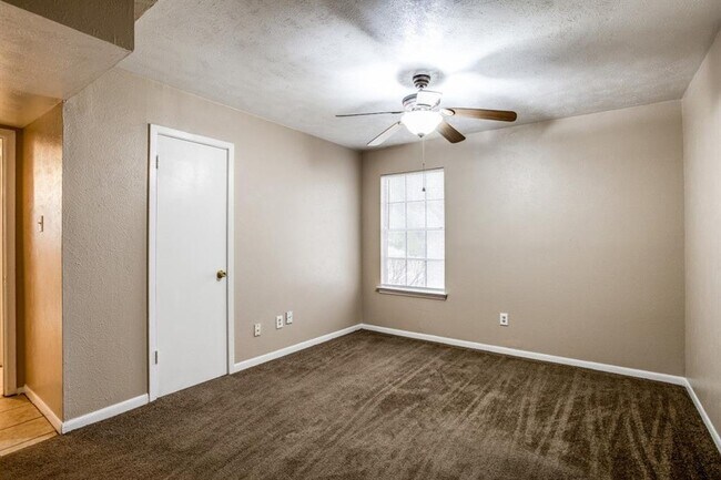 Building Photo - 1201 Oakbluff Dr