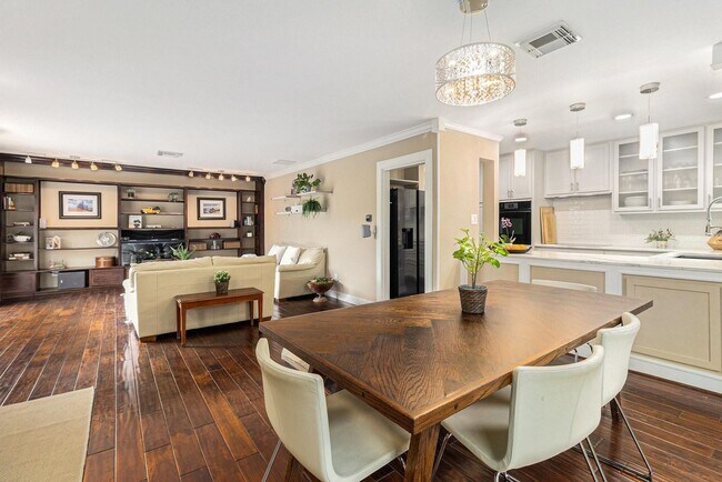 Building Photo - Updated 2-Bed, 2.5-Bath Patio Home Near Up...