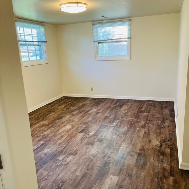 Building Photo - Beautifully remodeled 3 bedroom, 2 bath duplex in Royal Oaks Neighborhood