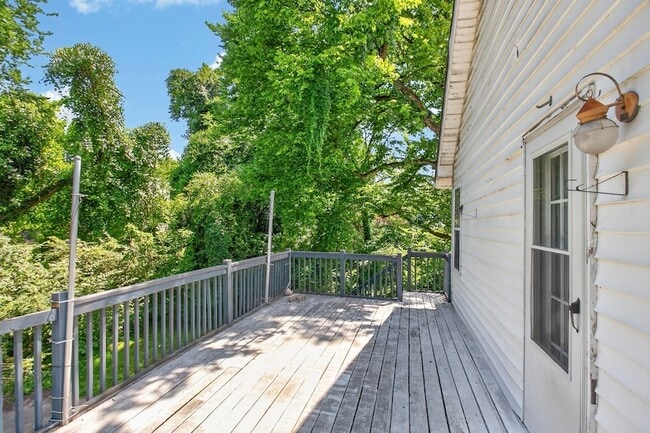 Building Photo - 3008 Lakeshore Dr