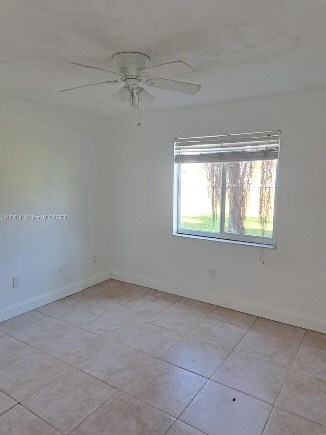 Building Photo - 14840 Naranja Lakes Blvd