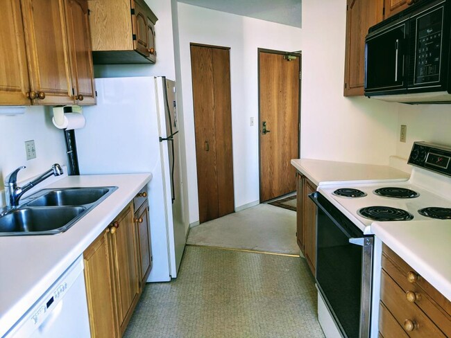 Kitchen with plenty of light - 1425 W 28th St