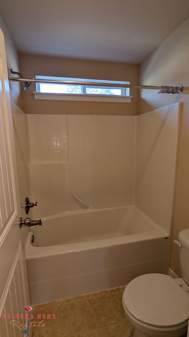 Building Photo - Beautiful open floorplan with FOUR large bedrooms and a cute office!!  AIR CONDITIONING!!!  NEW C...