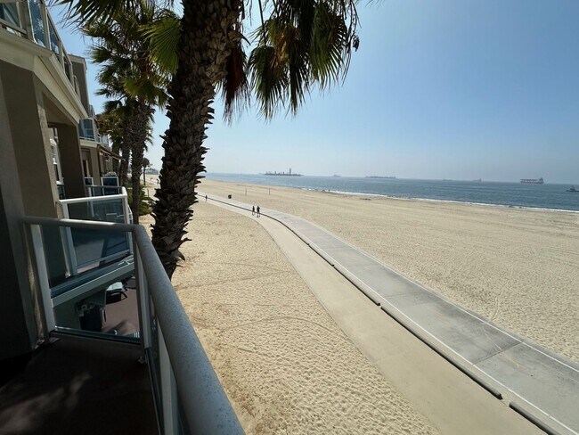 Building Photo - Beachfront Oasis - 3 bed 2 bath in Alamitos Beach with Parking