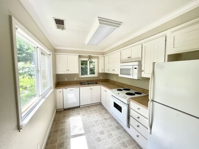 Interior Photo - **Pre-Leasing for Summer 2026** Great Ivy ...