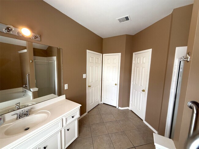 Building Photo - 3906 Eastland Lake Dr