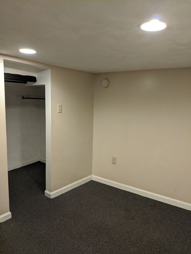 Building Photo - South Oakland renovated apartment