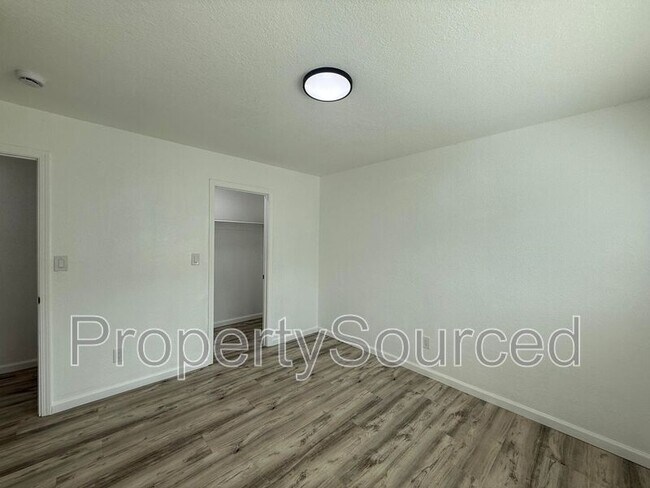 Building Photo - 911 E H St