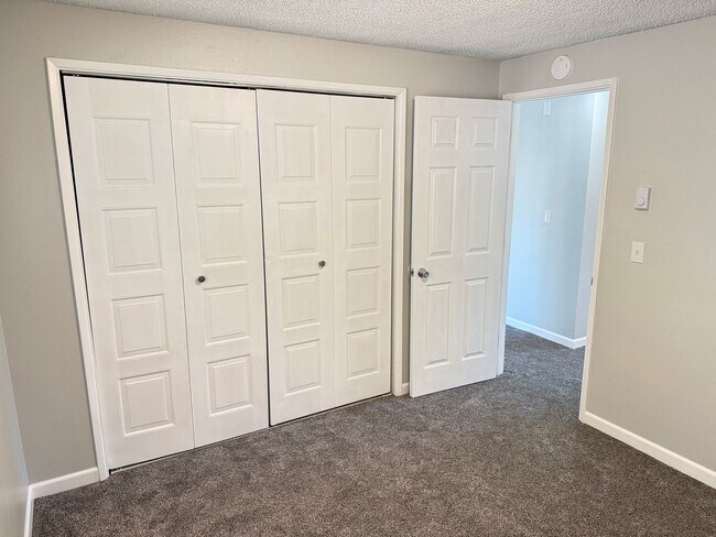 Building Photo - Updated 2 bedroom 1 bathroom dulpex in Springfield!