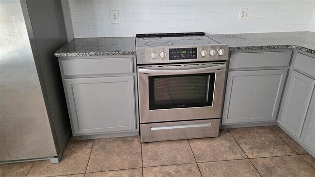 Building Photo - 5605 Clyde Ln