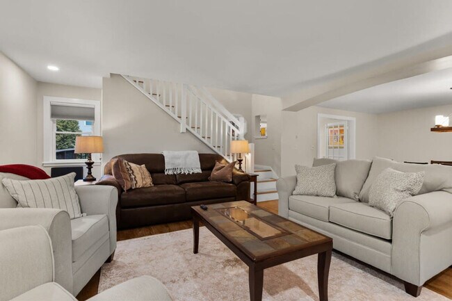 Building Photo - 29 Versailles Ave