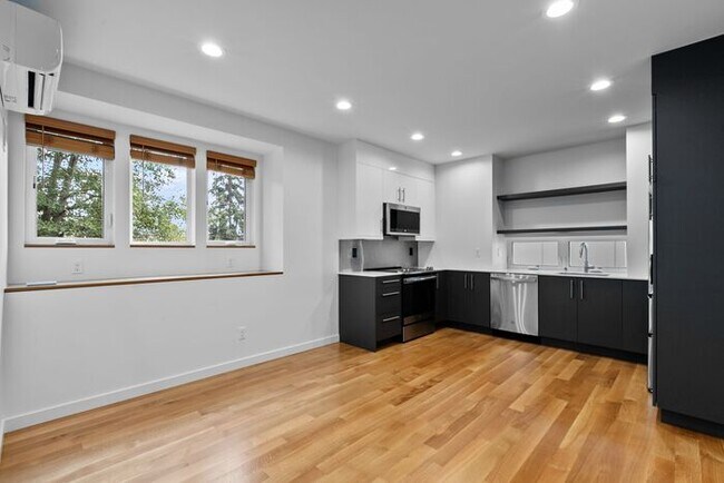Building Photo - Sweet Ultra-Modern Air-Conditioned West Seattle Townhome w/ Parking