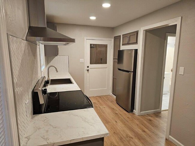 Building Photo - 13825 Dry Creek Rd