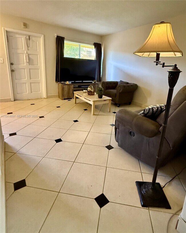 Building Photo - 1733 Mayo St