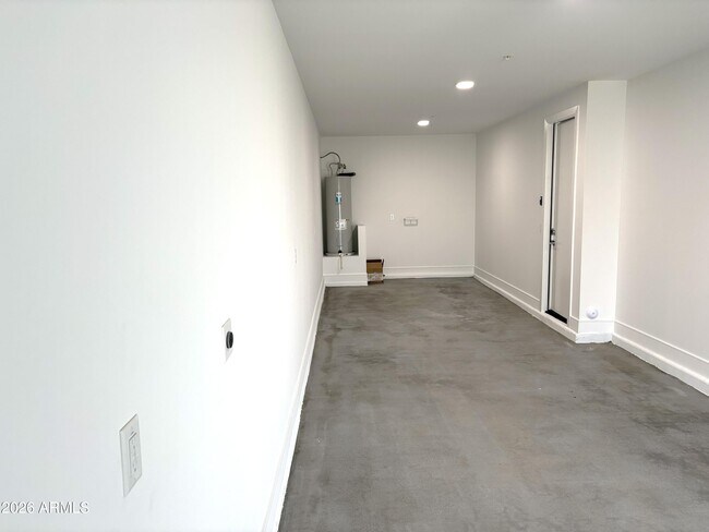 Building Photo - 1009 E Pasadena Ave