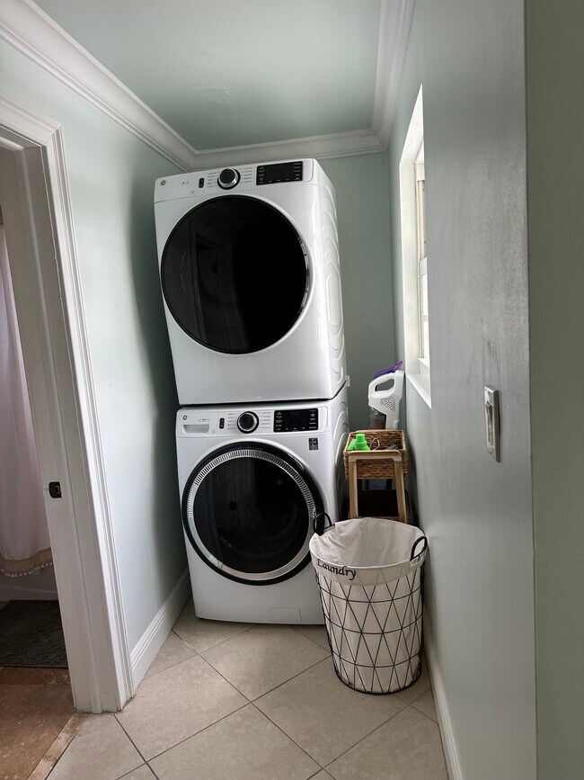 Washer/Dryer - 1301 United St