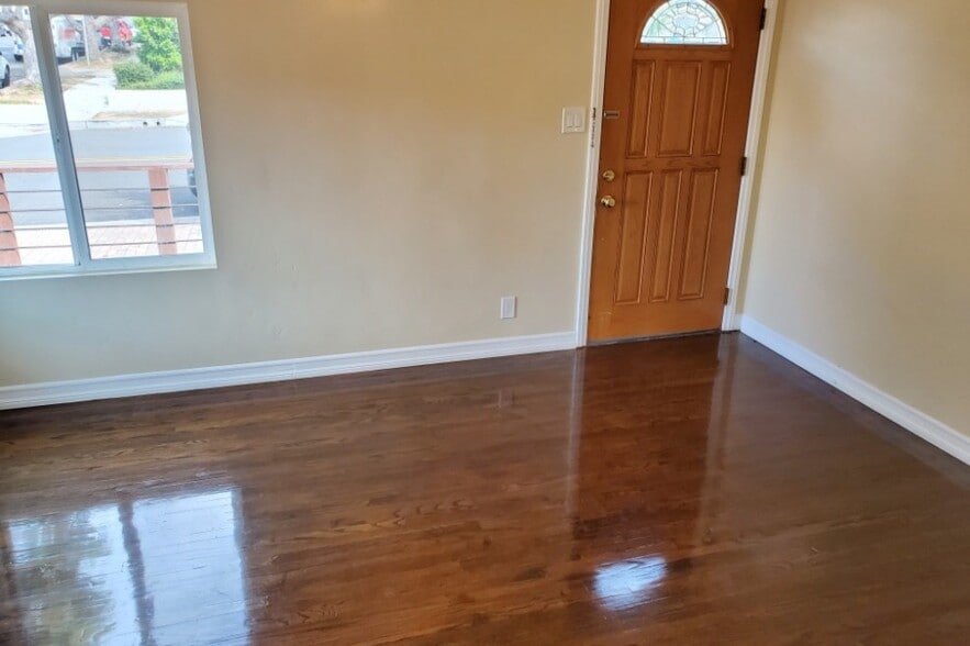 Building Photo - 421 N Ditmar St