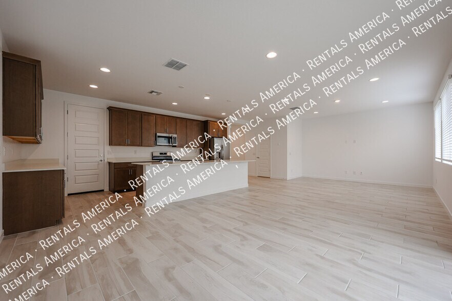 Building Photo - 10151 E Ulysses Ave