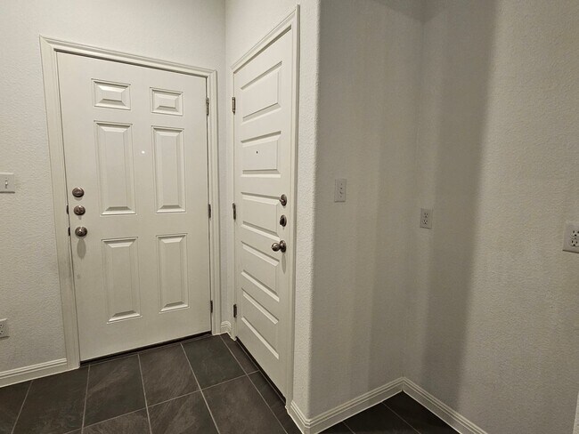 Building Photo - Beautiful 3 Bed / 3 Bath Home in North Lea...