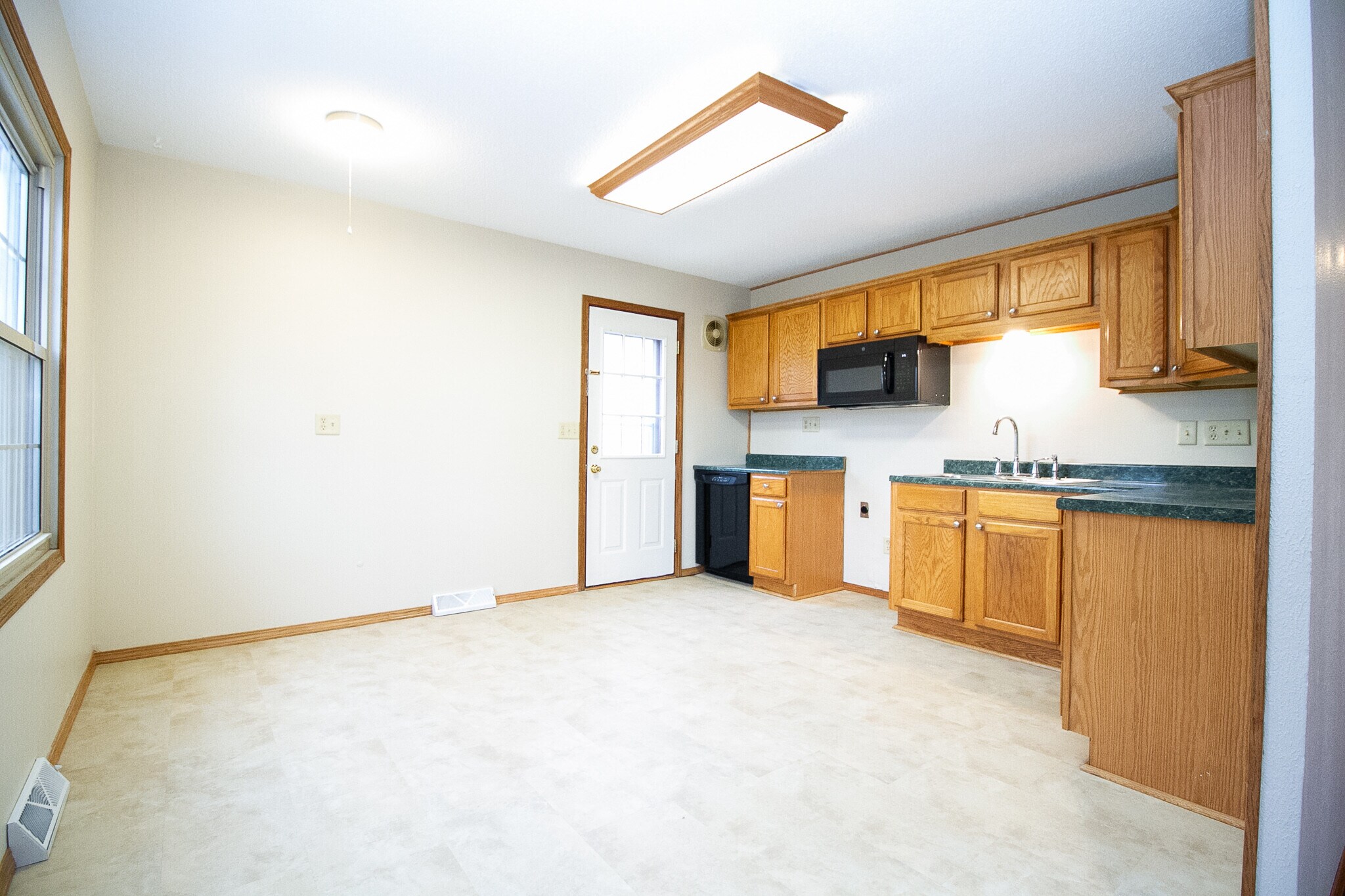 Building Photo - 731 Reineck Dr