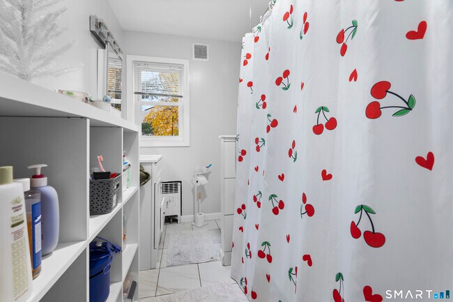 Building Photo - 5 Clover Hill Ave