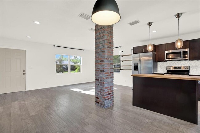 Building Photo - 5006 N Suwanee Ave