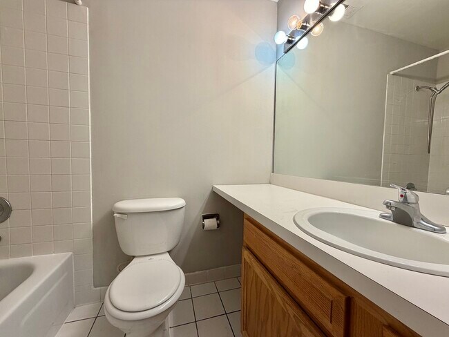 Building Photo - 5820 Oakwood Dr