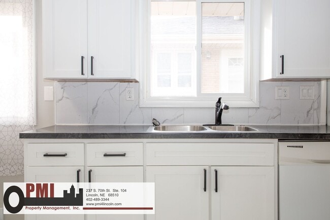 Building Photo - 820 S 38th St