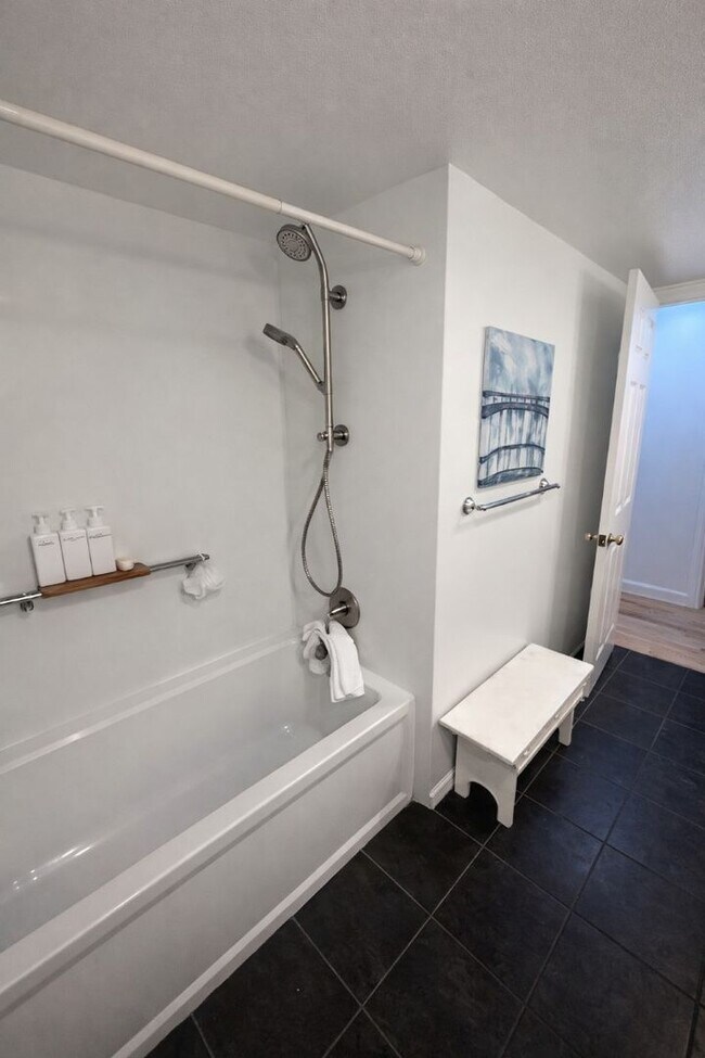 Building Photo - 5Bd/2.25Ba Bellevue House