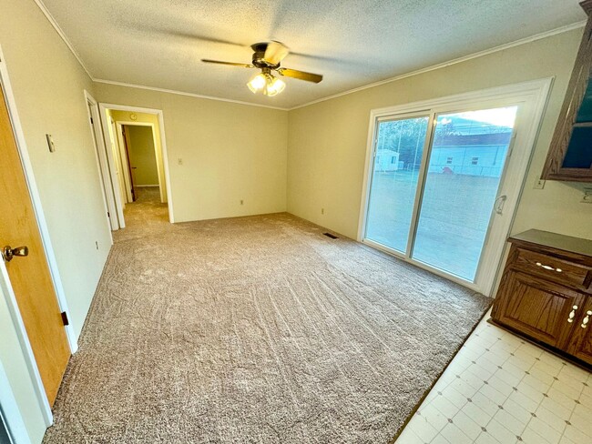 Building Photo - Fresh Paint and New Carpet! 4 bedroom home...