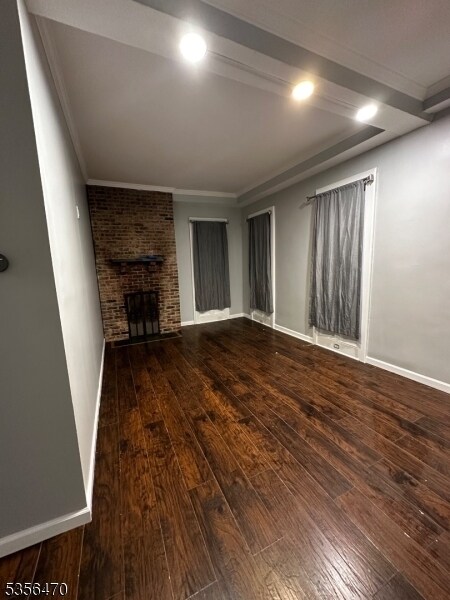 Building Photo - 208 E 9th St