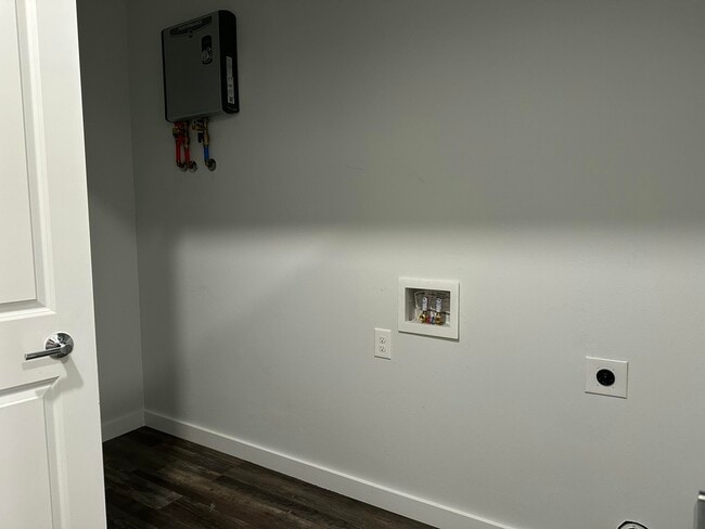 Building Photo - 524 N Raphael Rd