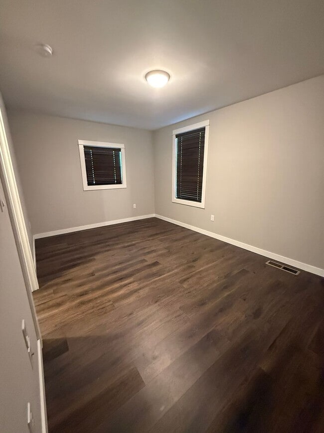 Building Photo - Beautifully renovated Pet Friendly Two Bed...
