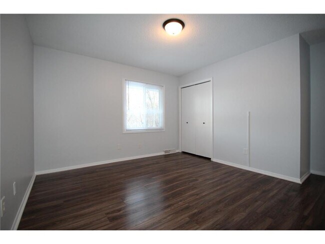 Building Photo - 5545 Shorewood Ln