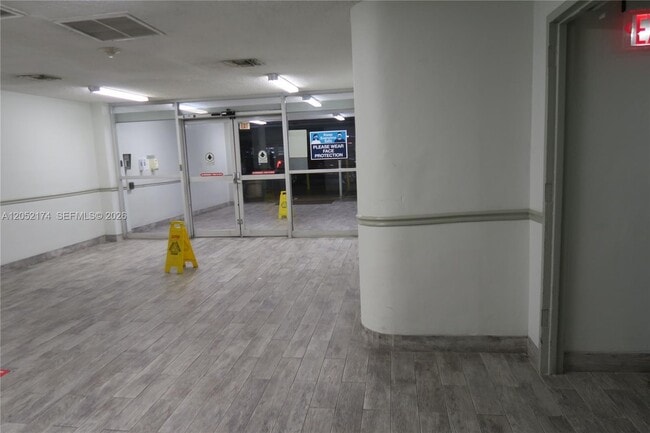 Building Photo - 999 Brickell Bay Dr
