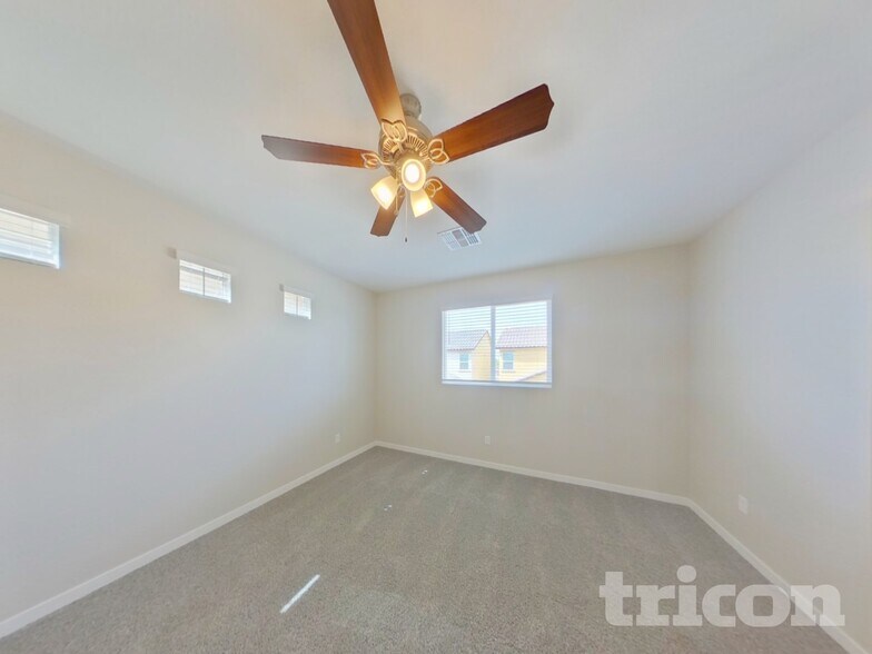 Building Photo - 4544 E Grandview St