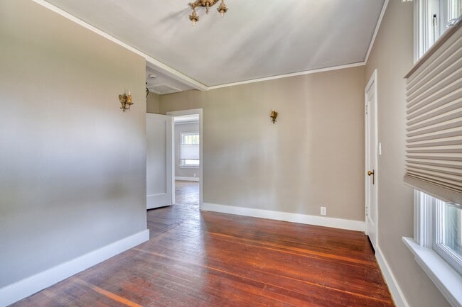 Building Photo - Charming remodeled craftsman blocks away f...