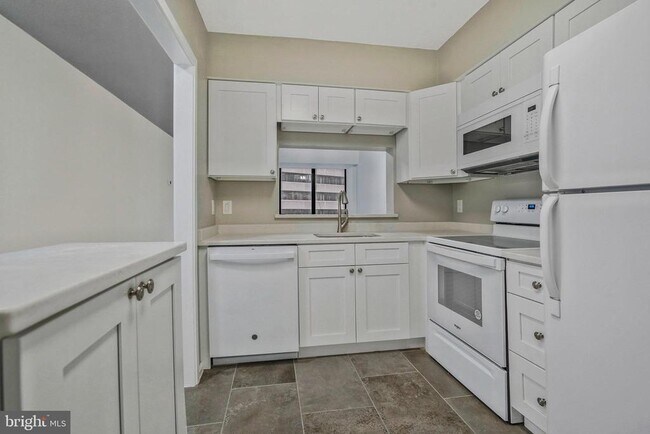 Building Photo - 1805 Crystal Dr