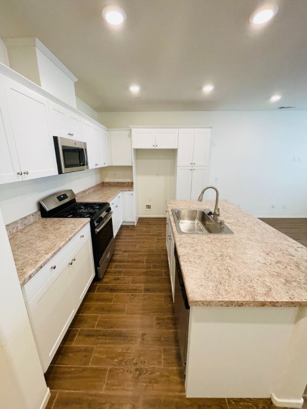 Building Photo - 30316 Town Square Dr